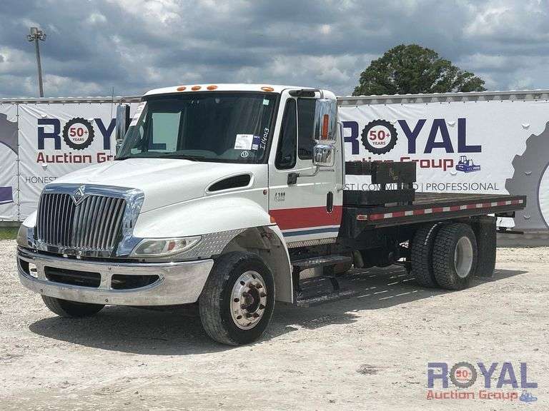 2005 International 4300 LP 14FT Flatbed Truck