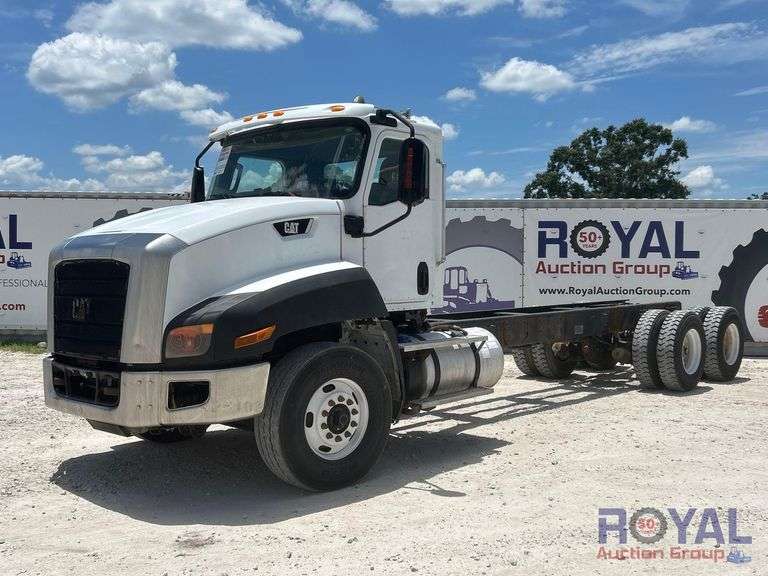 2015 CAT CT660 T/A Cab and Chassis Truck