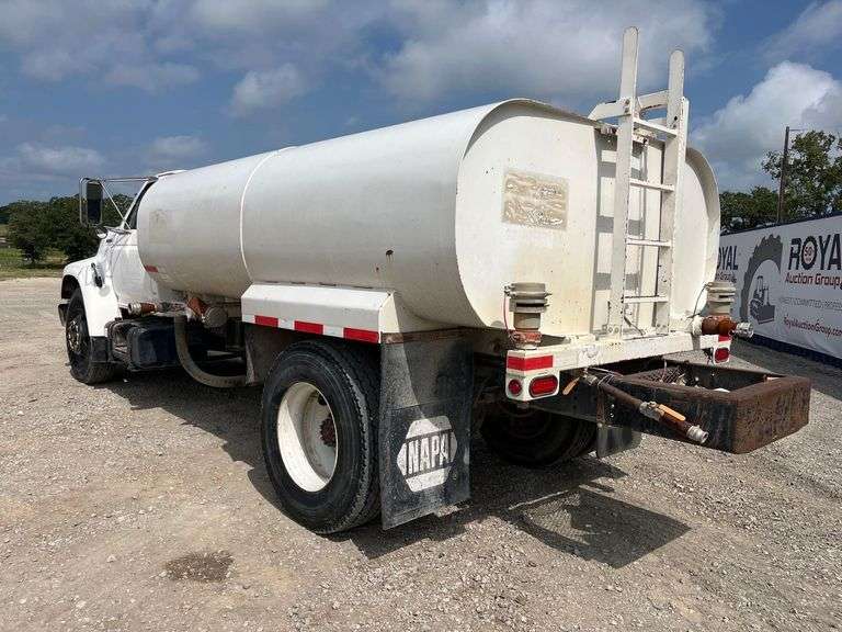 1998 Ford F800 2,000 Gallon Water Truck