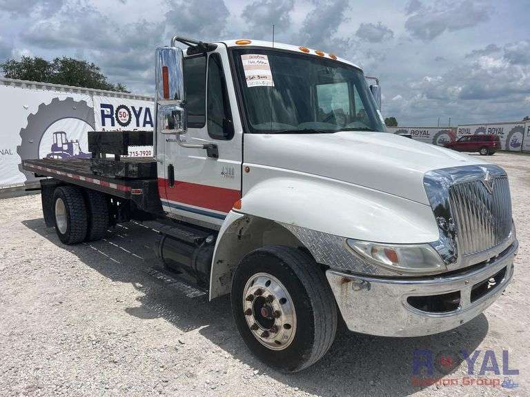2005 International 4300 LP 14FT Flatbed Truck