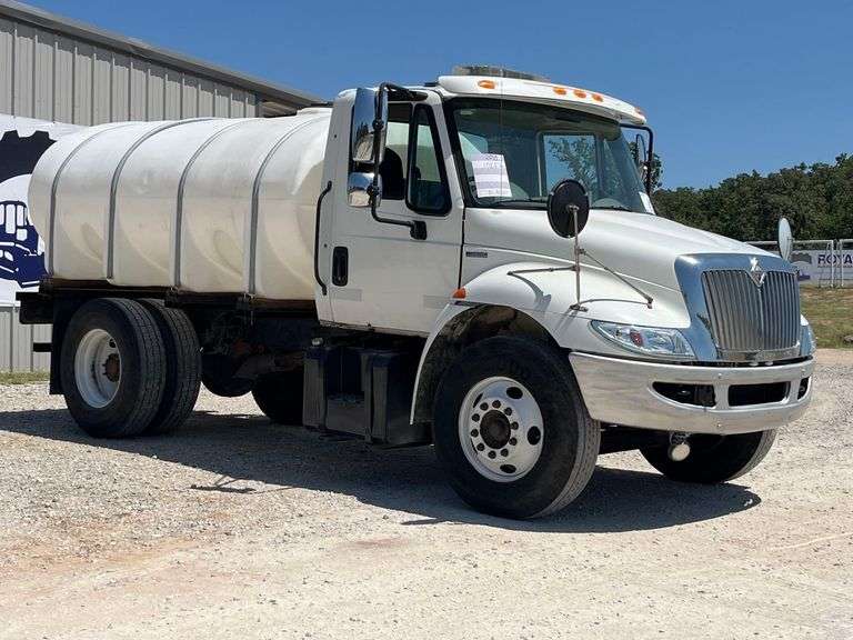 2010 International 4300 2,000 Gallon Water Truck