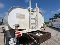 1998 Ford F800 2,000 Gallon Water Truck