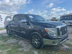 2017 Nissan Titan SV Crew Cab Pickup Truck