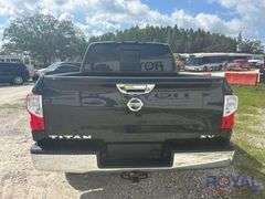 2017 Nissan Titan SV Crew Cab Pickup Truck