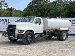 1998 Ford F800 2,000 Gallon Water Truck