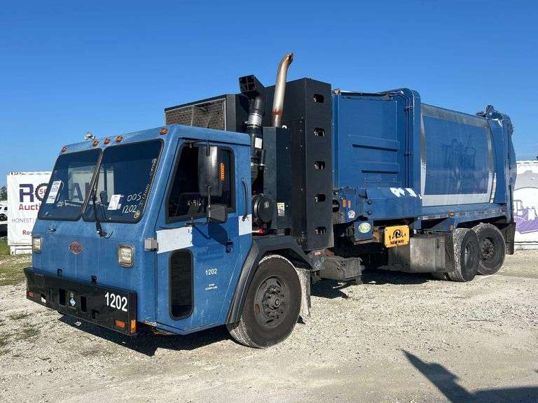 2016 Crane Carrier Co. Low Entry New Way 31ASL 31Yd Side Loader Garbage Truck