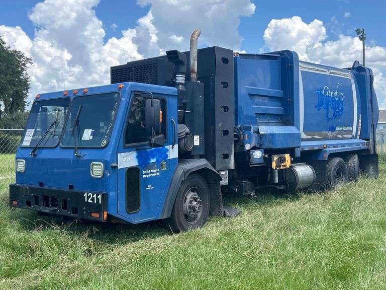 2015 Crane Carrier Co. Low Entry New Way 31ASL 31Yd Side Loader Garbage Truck