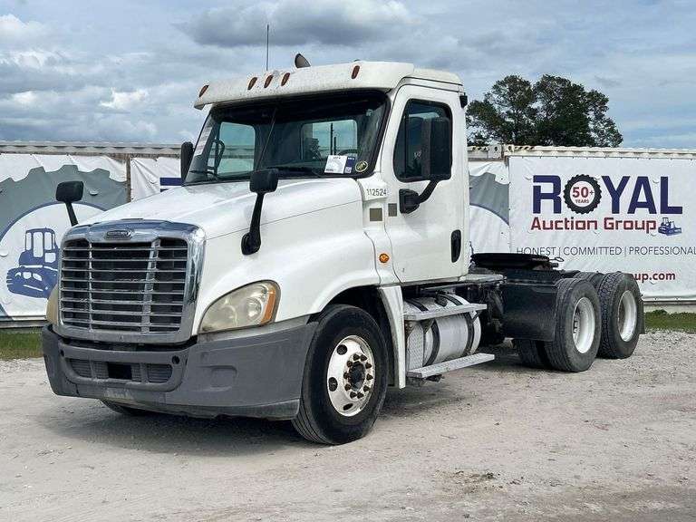 2015 Freightliner Cascadia 125 T/A Wet Kit Day Cab Truck Tractor