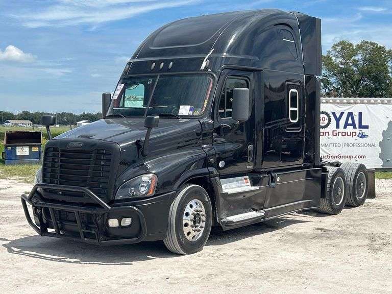 2014 Freightliner Cascadia 125 T/A Sleeper Cab Truck Tractor