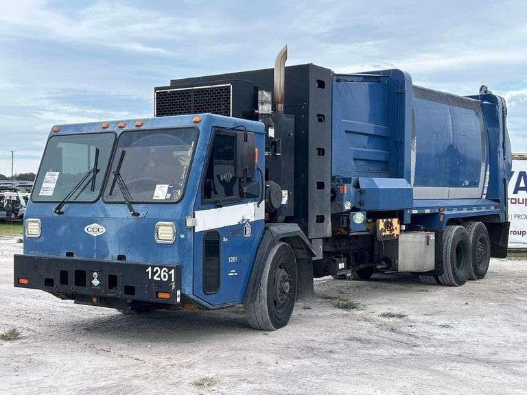 2016 Crane Carrier Co. T/A New Way 31ASL 31Yd Side Loader Garbage Truck