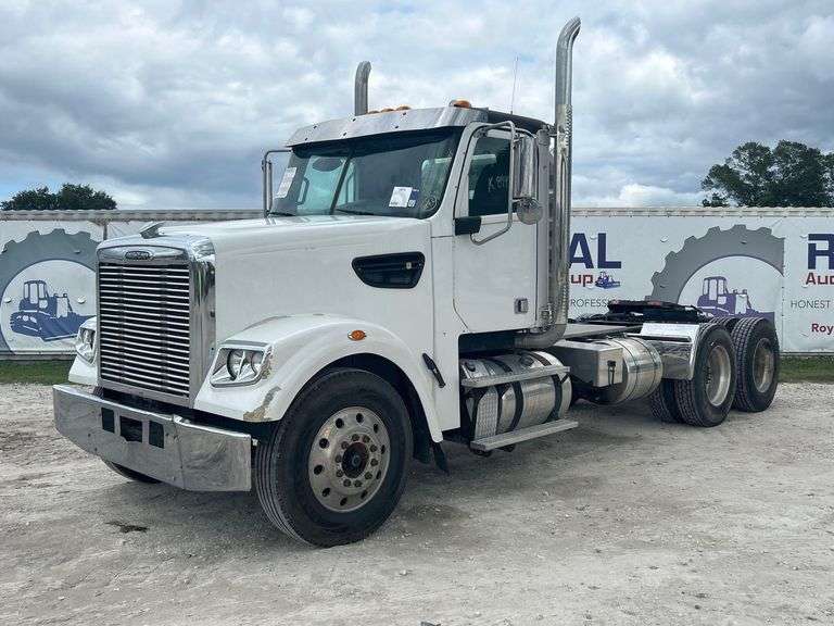 2015 Freightliner 122SD T/A Wet Kit Day Cab Truck Tractor