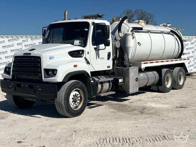 2016 Freightliner 114SD T/A Lely 3,300 Gallon Septic Wet Vacuum Truck