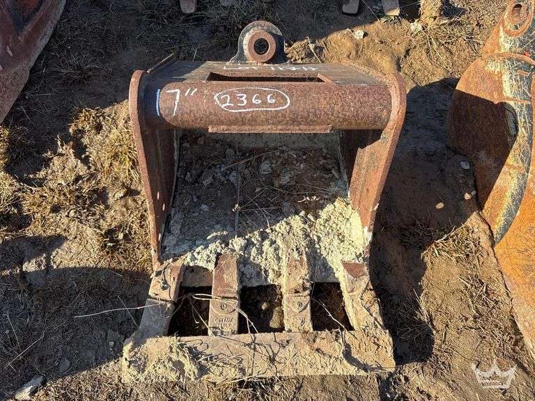 17in. Bucket w/ Teeth Excavator Attachment