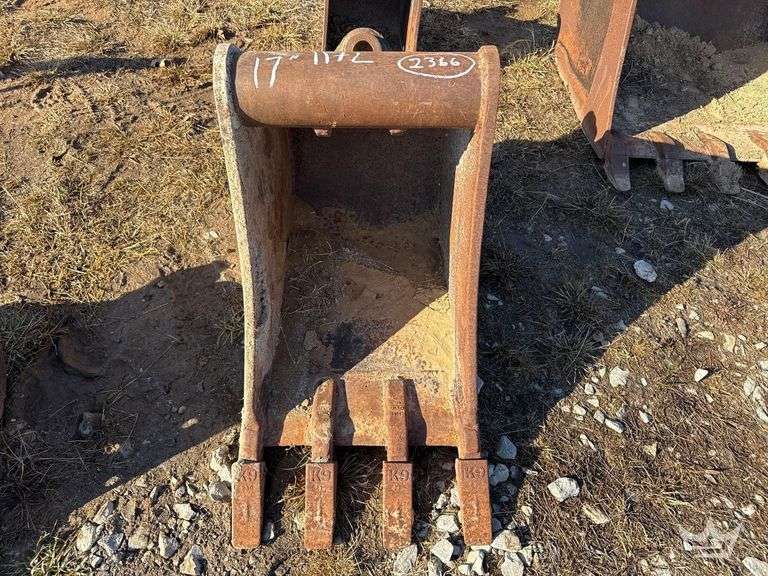 17in. Bucket w/ Teeth Excavator Attachment
