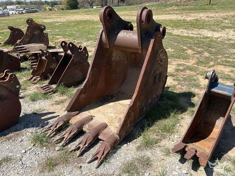 34in. Bucket with Teeth Excavator Attachment