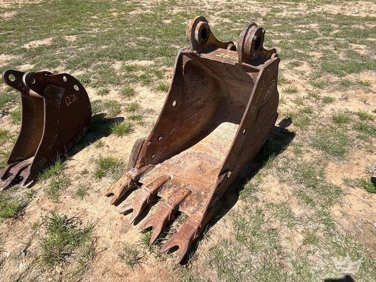 26in. Bucket with Teeth Excavator Attachment