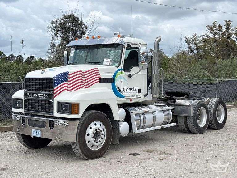 2022 Mack Pinnacle T/A Wet Kit Day Cab Truck Tractor