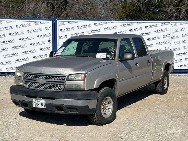 2005 Chevrolet Silverado 3500 4x4 Crew Cab Pickup Truck