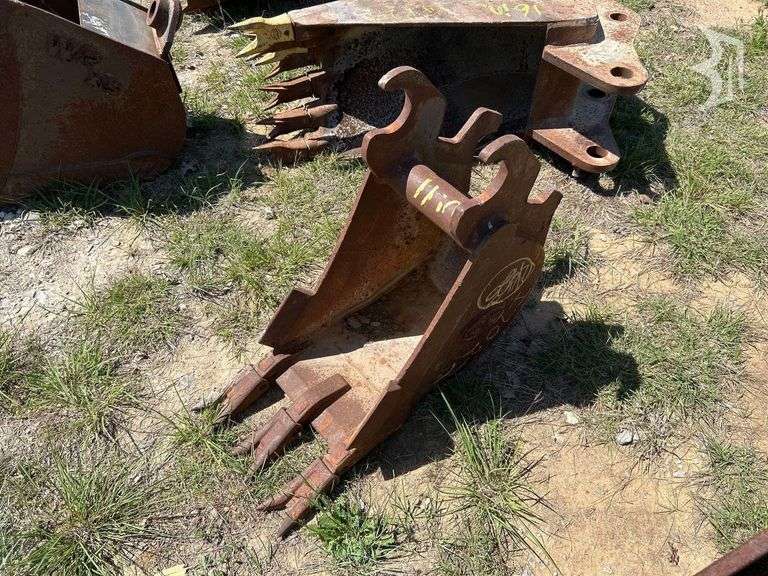 11in. Bucket with Teeth Excavator Attachment