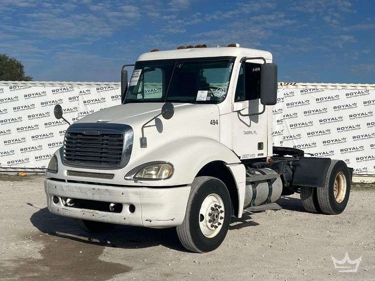 2007 Freightliner Columbia 120 S/A Day Cab Truck Tractor