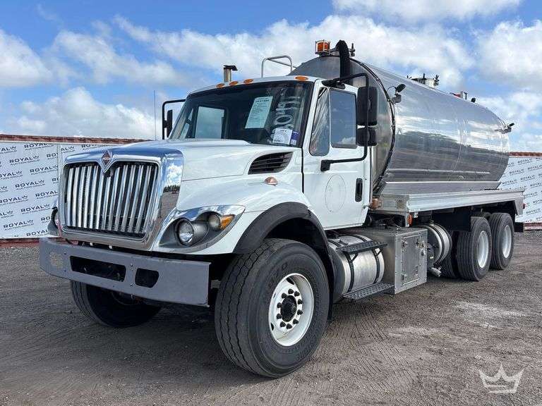 2018 International WorkStar 7500 T/A Matador 4,500 Gallon Septic Wet Vacuum Truck
