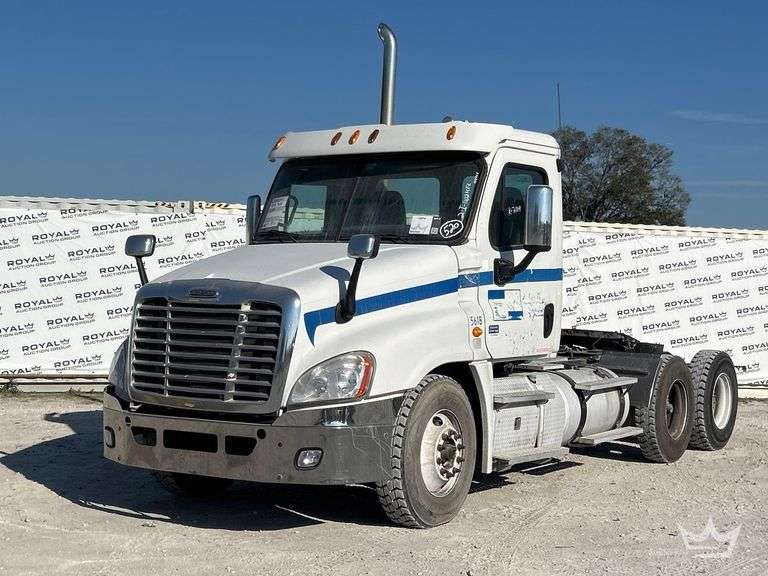 2013 Freightliner Cascadia 125 T/A Day Cab Truck Tractor