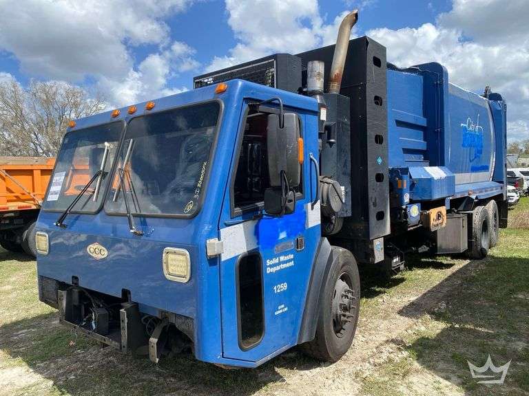 2016 Crane Carrier Co. New Way 31ASL 31Yd Side Loader Garbage Truck