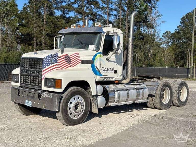 2022 Mack Pinnacle T/A Wet Kit Day Cab Truck Tractor