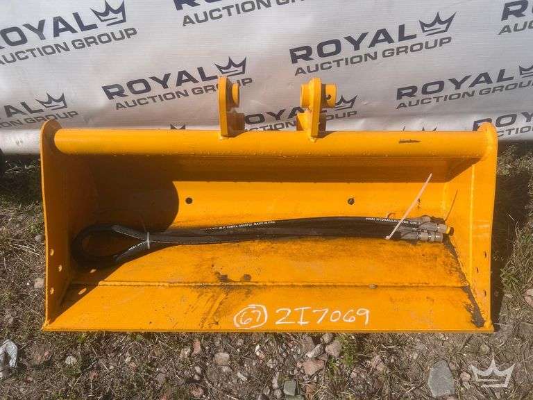 2025 32in. Mini Excavator Bucket Attachment
