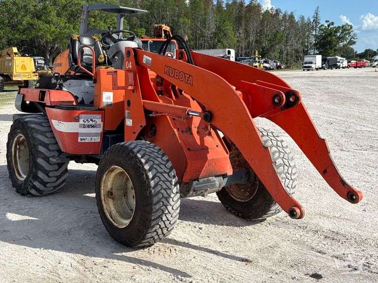 2000 Kubota R520 2,200lb. 4x4 Mini Articulated Wheel Loader