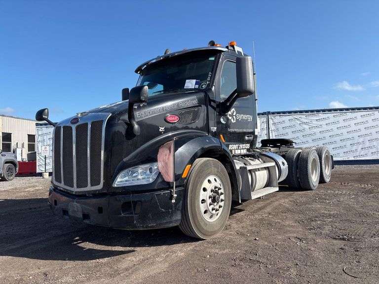 2015 Peterbilt 579 T/A Wet Kit Day Cab Truck Tractor