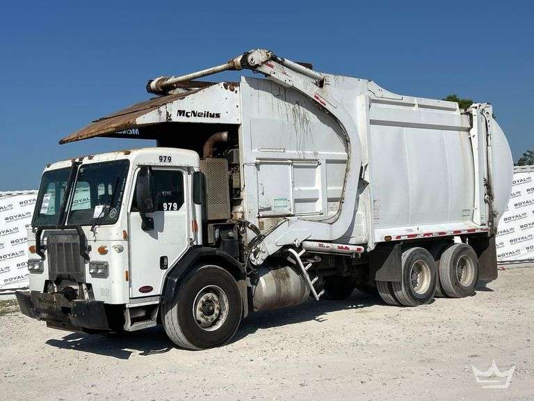 2015 Peterbilt 320 T/A McNeilus 4029 28yd Front Loader Garbage Truck