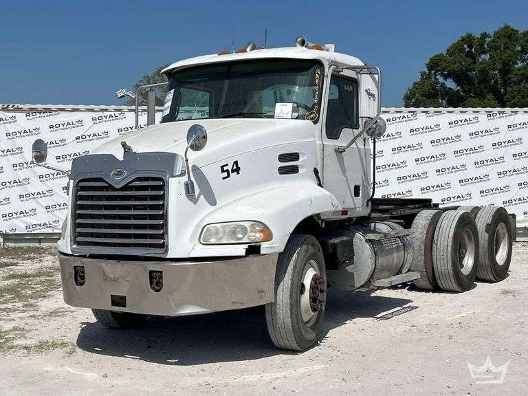 2004 Mack CX613 Vision T/A Wet Kit Day Cab Truck Tractor