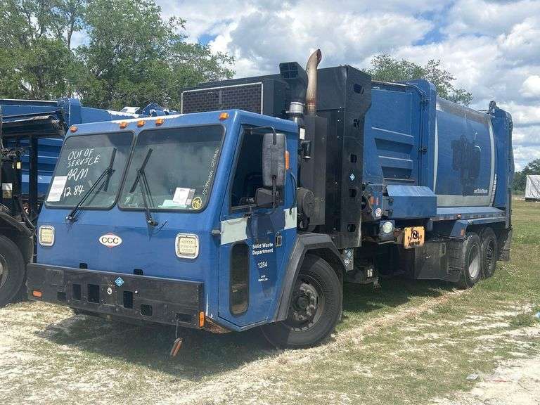 2017 Crane Carrier Co. T/A New Way 31ASL 31yd Side Loader Garbage Truck