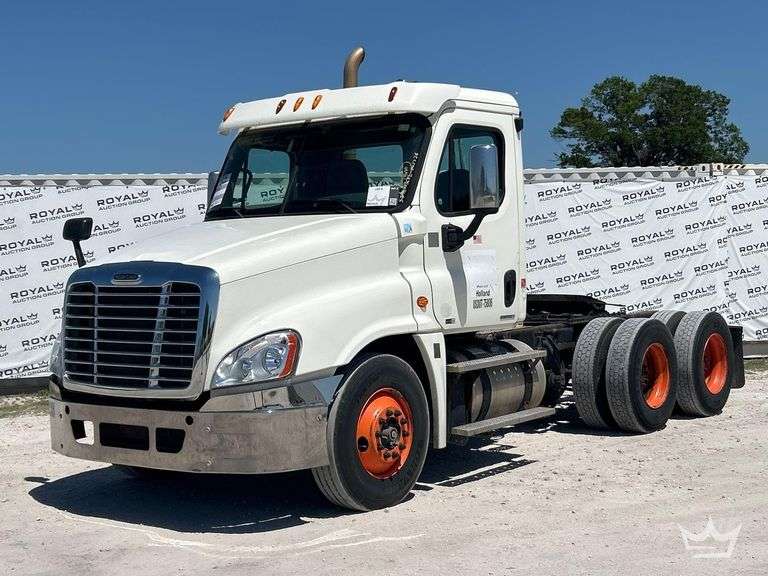 2012 Freightliner Cascadia 125 T/A Day Cab Truck Tractor