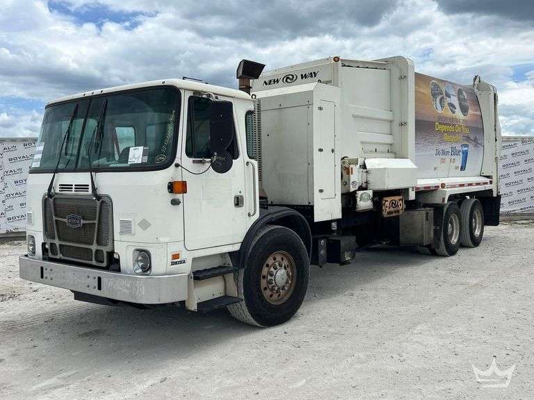 2018 Autocar ACX Xpeditor T/A New Way 31ASL 31yd. Side Loader Garbage Truck