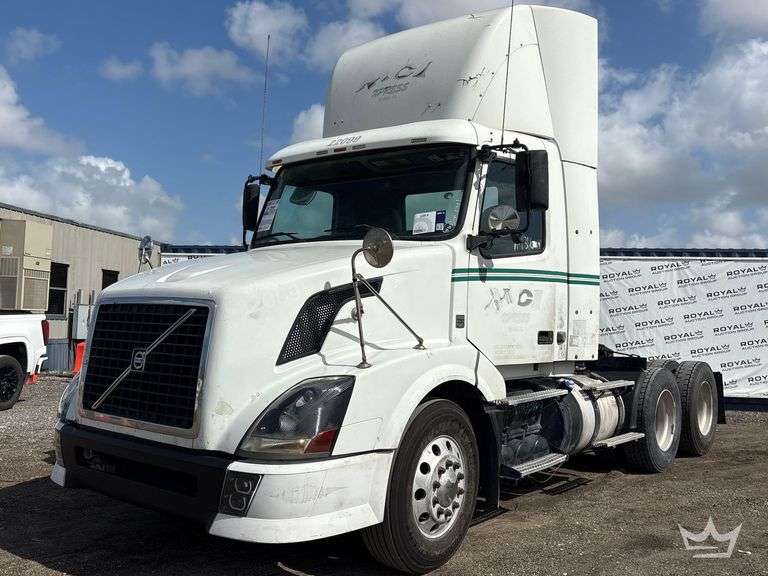 2011 Volvo VNL T/A Day Cab Truck Tractor