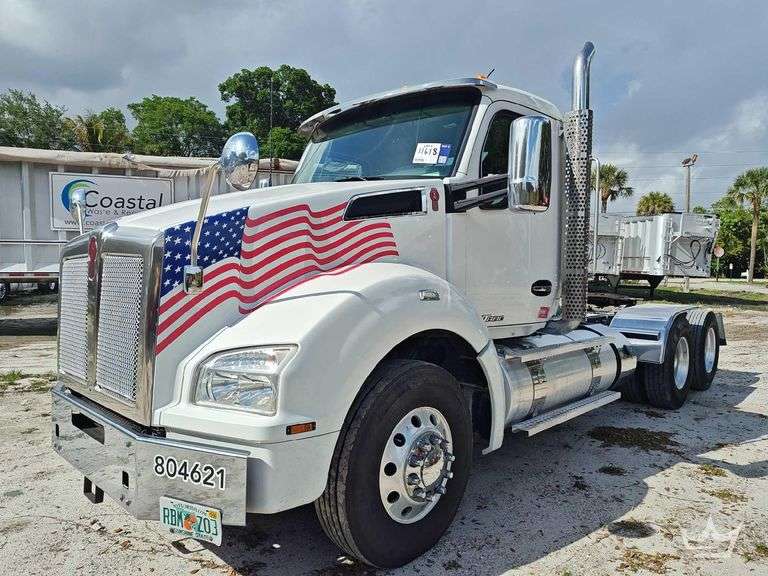 2021 Kenworth T880 T/A Wet Kit Day Cab Truck Tractor