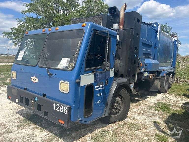 2017 Crane Carrier Co. T/A New Way 31ASL 31yd Side Loader Garbage Truck