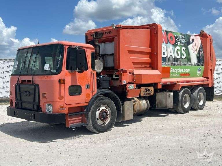 2018 Autocar ACX Xpeditor T/A New Way 31ASL 31yd Side Loader Garbage Truck