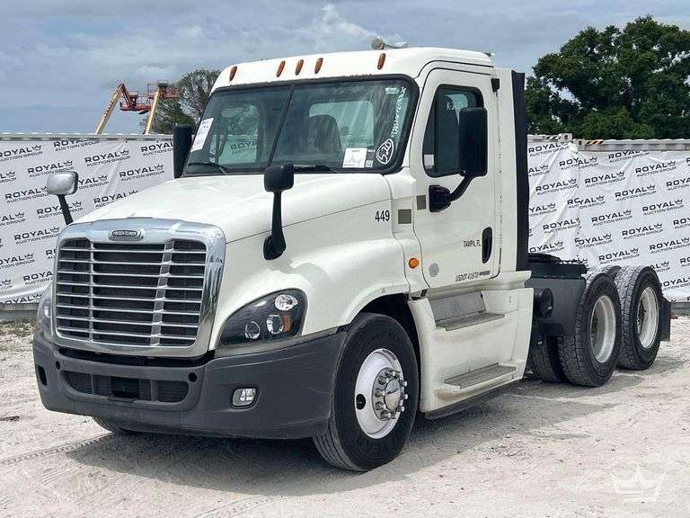2016 Freightliner Cascadia 125 T/A Day Cab Truck Tractor