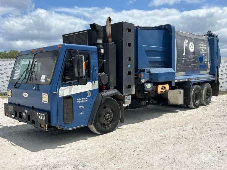 2017 Crane Carrier Co. T/A New Way 31ASL 31yd. Side Loader Garbage Truck