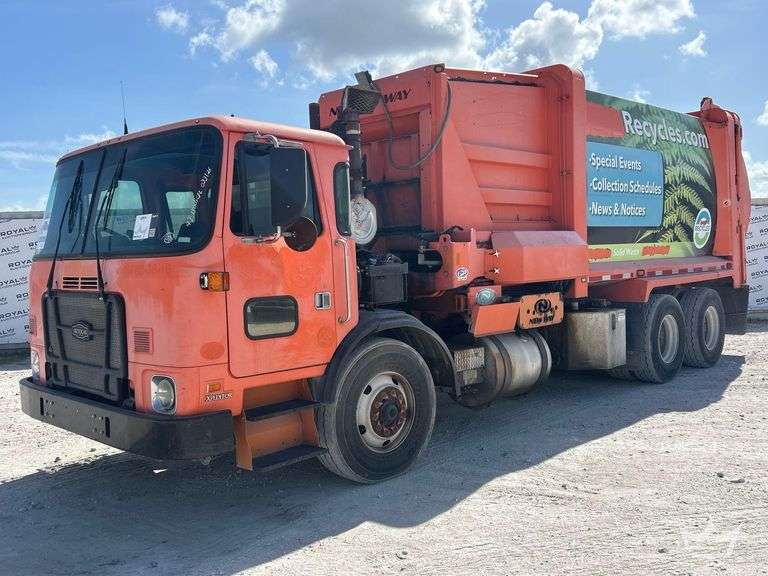 2018 Autocar ACX Xpeditor T/A New Way 31ASL 31yd Side Loader Garbage Truck