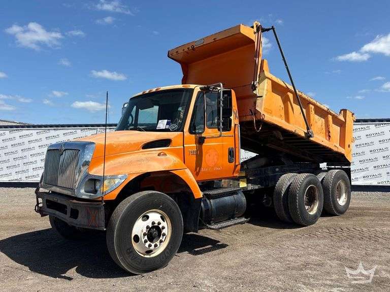 2003 International 7400 T/A Dump Truck
