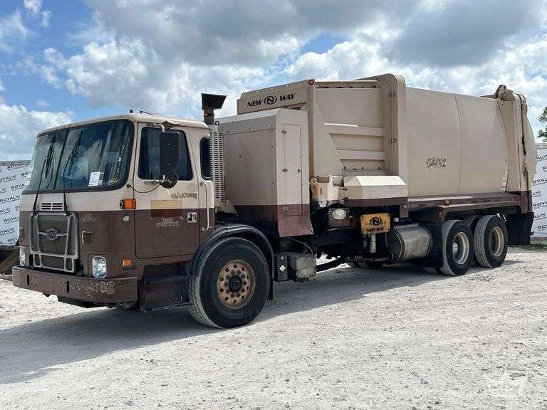 2016 Autocar ACX Xpeditor T/A New Way 31ASL 31Yd. Side Loader Garbage Truck