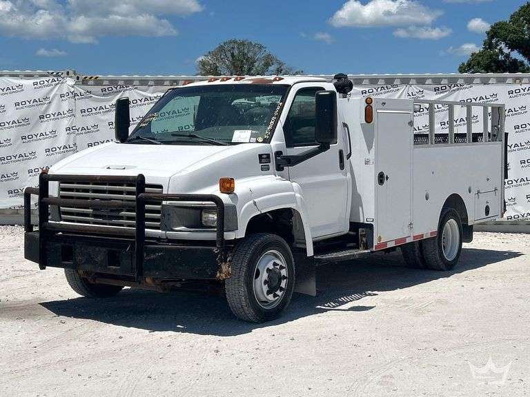 2005 Chevrolet C5500 Service Truck with Liftgate