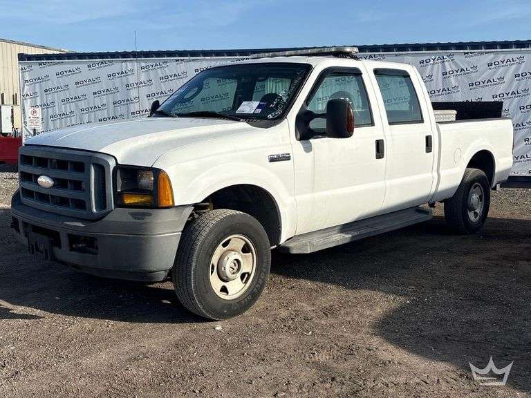 2006 Ford F-250 4x4 Crew Cab Pickup Truck with Liftgate