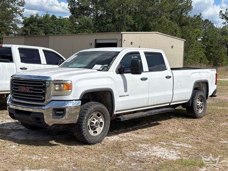2015 GMC Sierra 2500HD 4x4 Crew Cab Pickup Truck