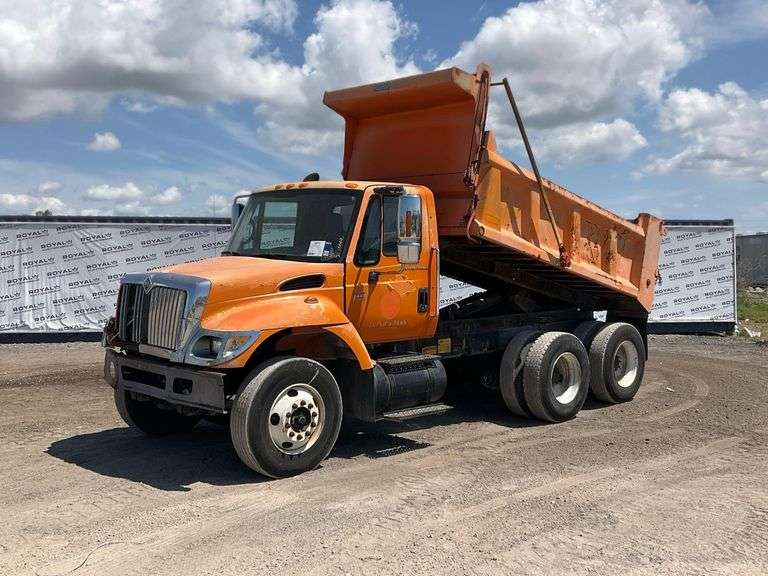 2003 International 7400 T/A Dump Truck