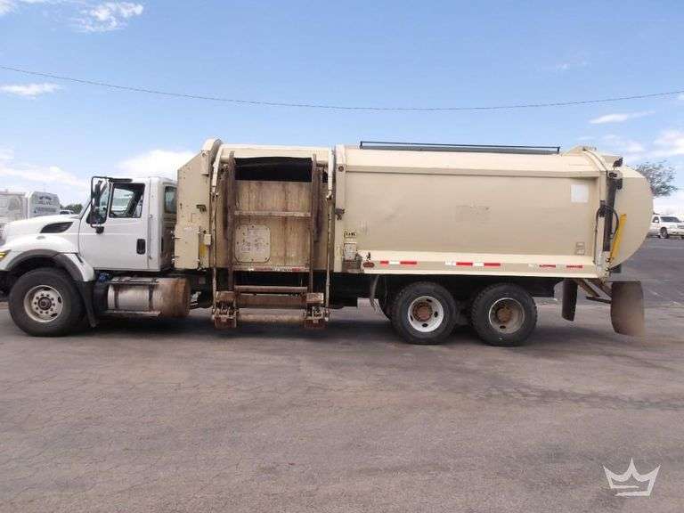 2017 International WorkStar 7500 29 Yard Side Loader Garbage Truck